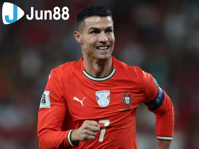 Ronaldo sẽ chưa thể nâng cao thành tích ghi bàn của mình khi bị treo giò ở trận đấu với Armenia (Ảnh: BBC)